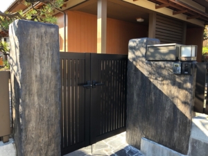豊川市K様邸モルタル造形｜重厚な木材をイメージして作った手入れ不要の腐らない門柱